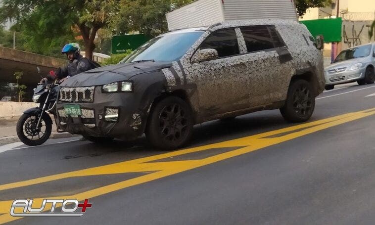 Nuova Jeep a sette posti meno camuffamento foto spia