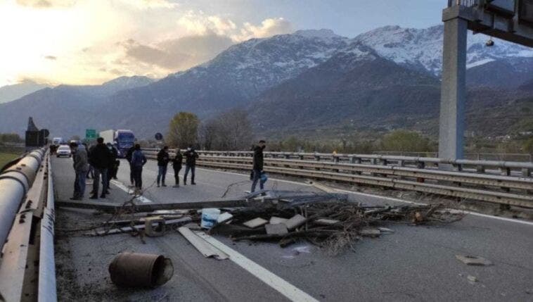 Protesta No Tav sull’autostrada Torino-Frejus