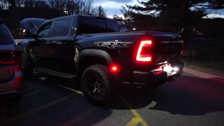Ram 1500 TRX affronta un Dodge Durango SRT Hellcat in una drag race ...