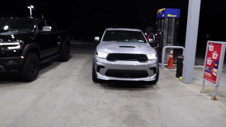 Ram 1500 TRX affronta un Dodge Durango SRT Hellcat in una drag race ...