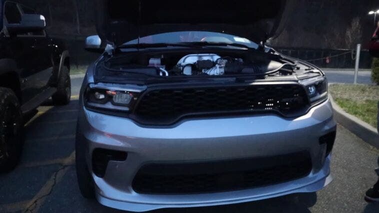 Ram 1500 TRX affronta un Dodge Durango SRT Hellcat in una drag race ...