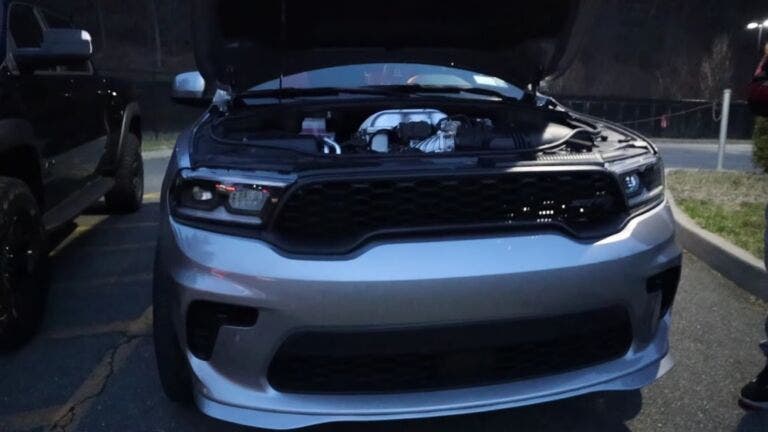 Ram 1500 TRX affronta un Dodge Durango SRT Hellcat in una drag race ...