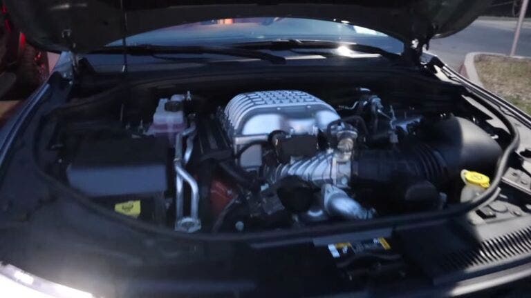 Ram 1500 TRX affronta un Dodge Durango SRT Hellcat in una drag race ...