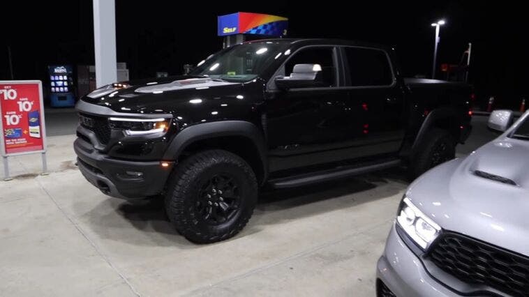 Ram 1500 TRX affronta un Dodge Durango SRT Hellcat in una drag race ...