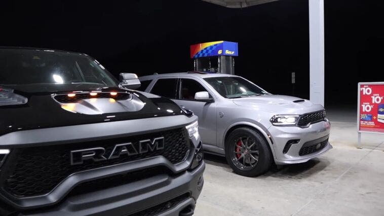 Ram 1500 TRX affronta un Dodge Durango SRT Hellcat in una drag race ...