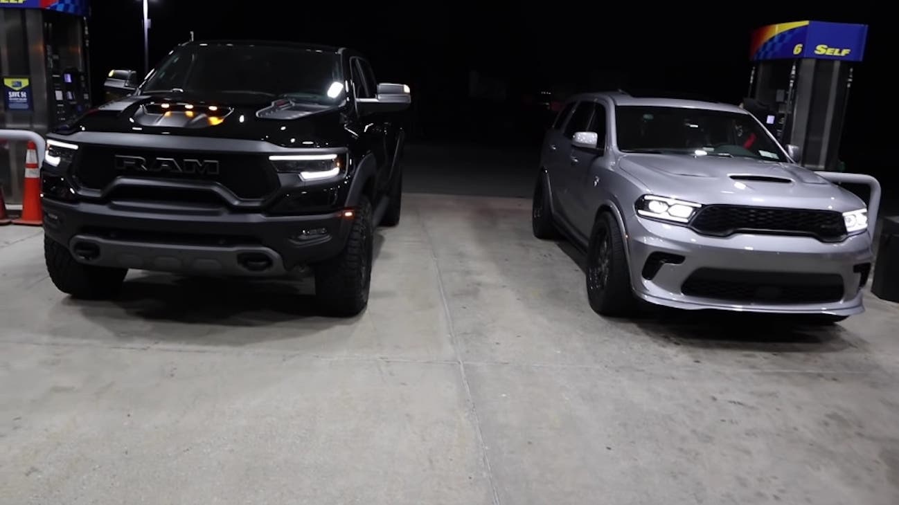 Ram 1500 TRX affronta un Dodge Durango SRT Hellcat in una drag race ...