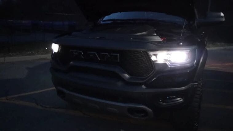 Ram 1500 TRX affronta un Dodge Durango SRT Hellcat in una drag race ...