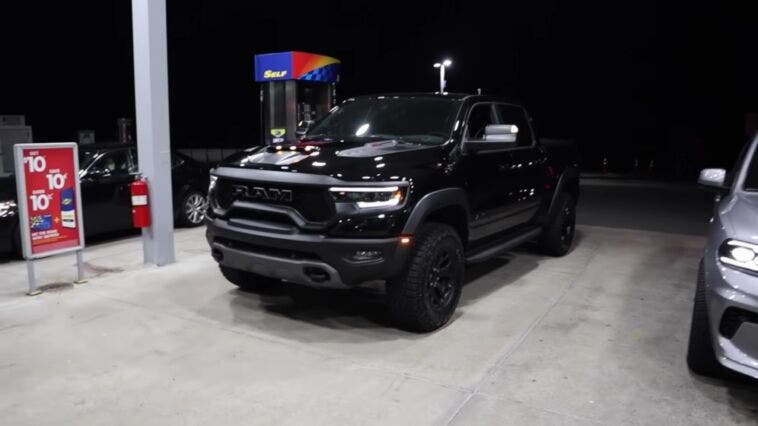 Ram 1500 TRX affronta un Dodge Durango SRT Hellcat in una drag race ...