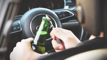 Ubriaco ma con auto ferma e motore acceso