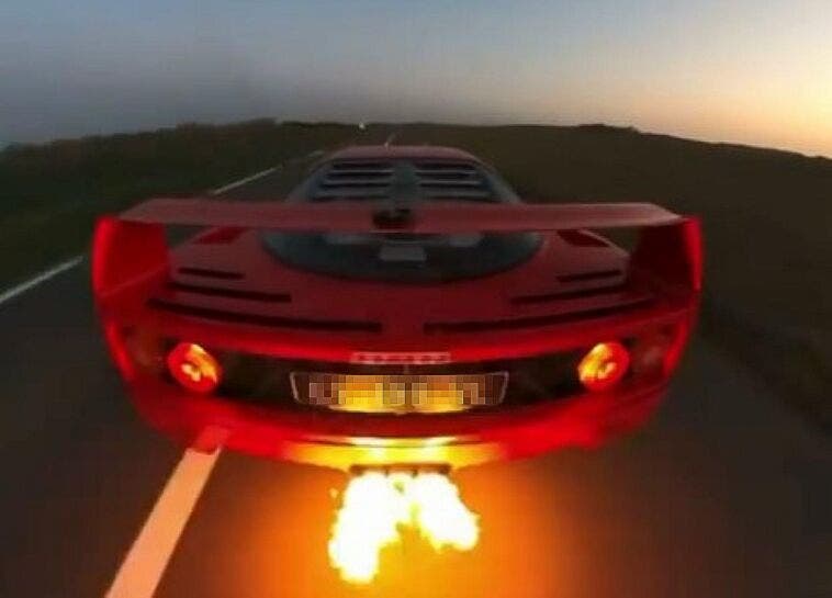 Ferrari F40 fiamme