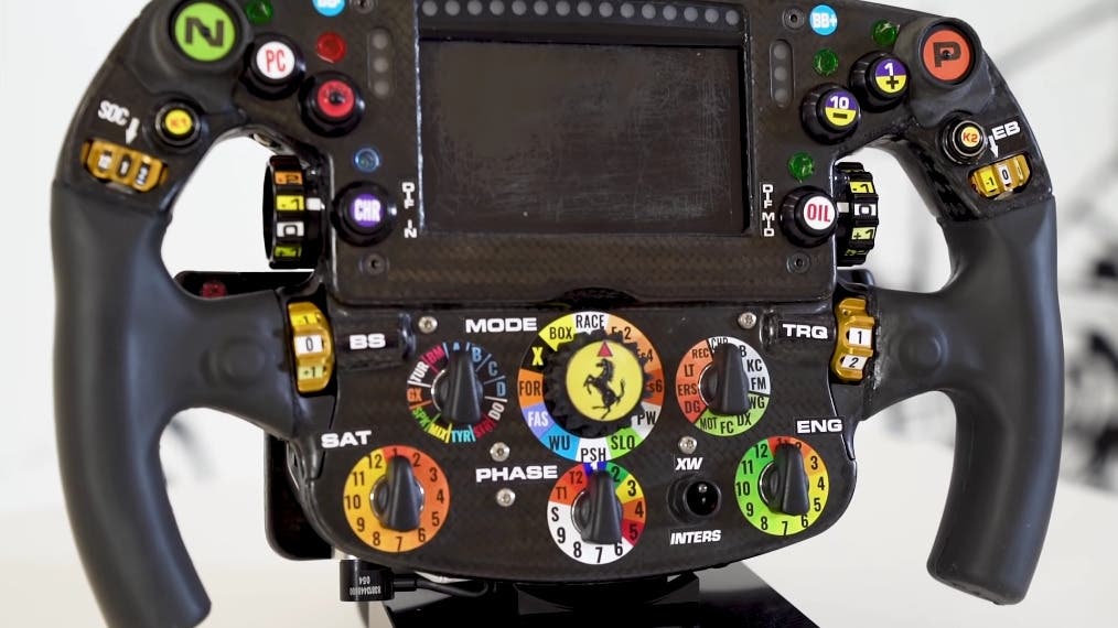 Ferrari: Carlos Sainz spiega come funziona il volante di Formula 1 