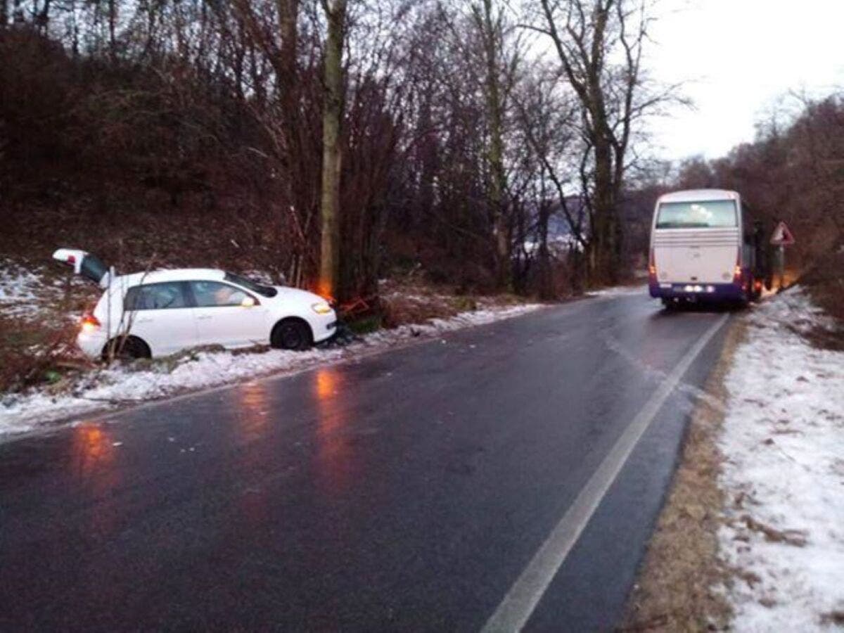 Incidente su asfalto ghiacciato