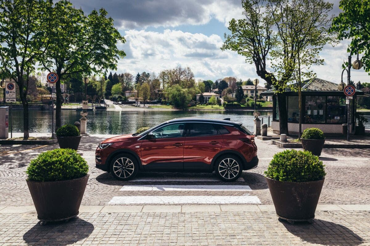 Opel Grandland X Hybrid4 sistemi assistenza guida