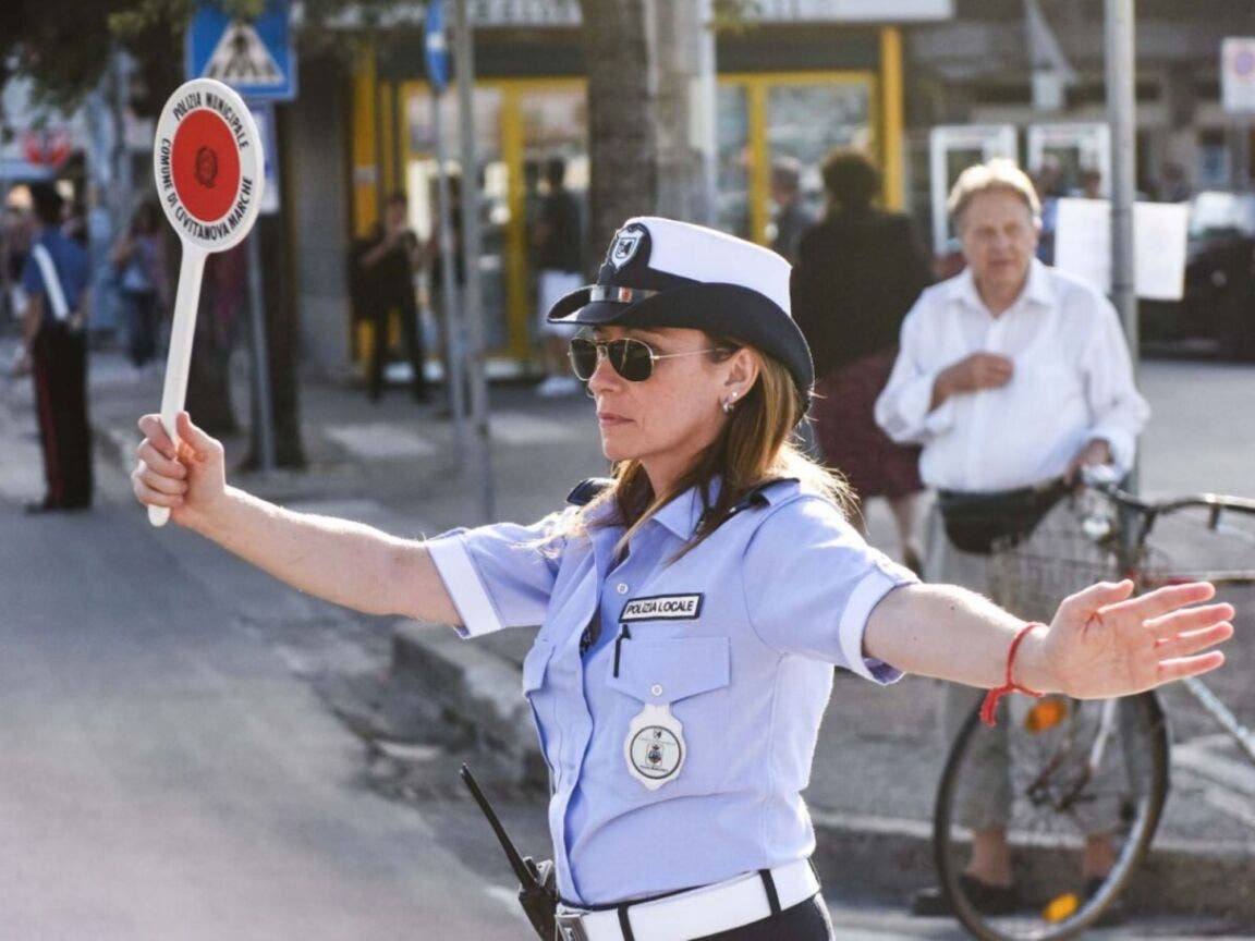 Cartello stradale, semaforo o Vigile chi