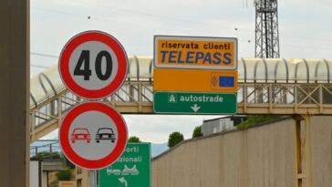 retromarcia in autostrada