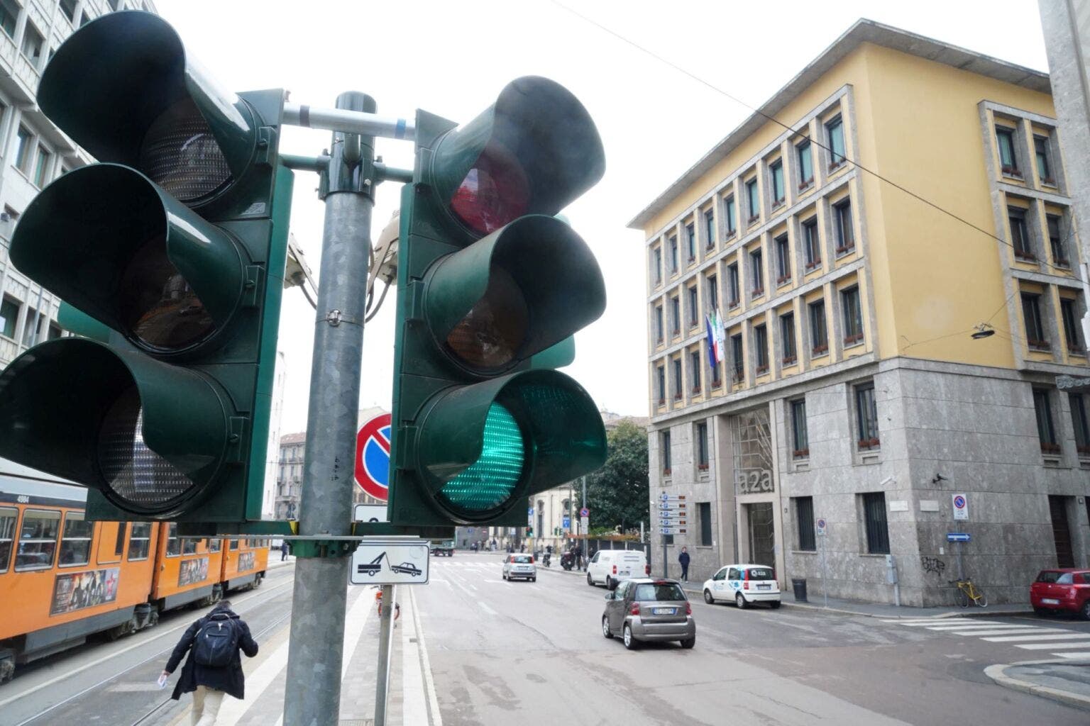 se il vigile ha un braccio alzato come in figura è consentito soltanto