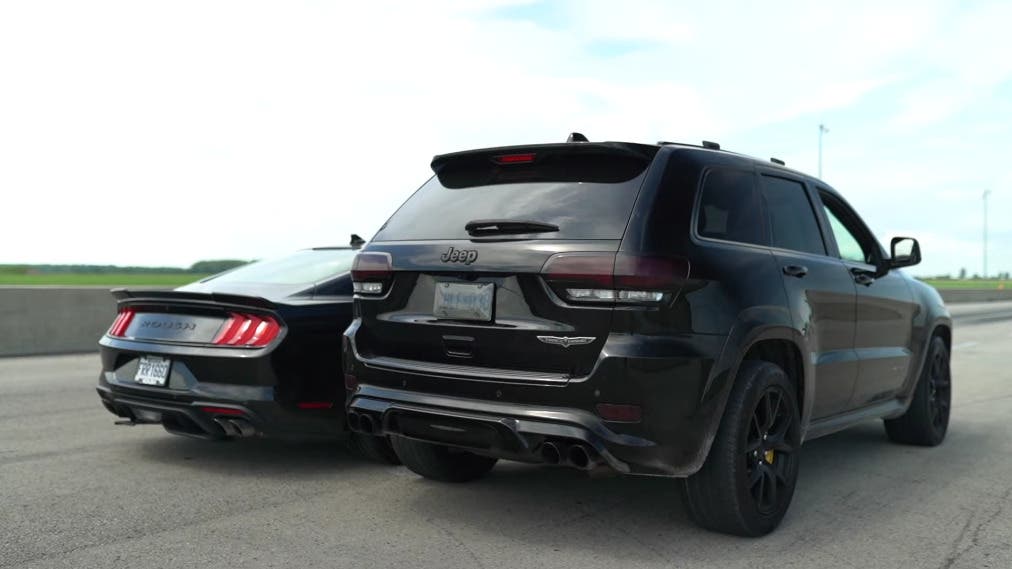 Jeep Grand Cherokee Trackhawk vs Ford Mustang Roush drag race