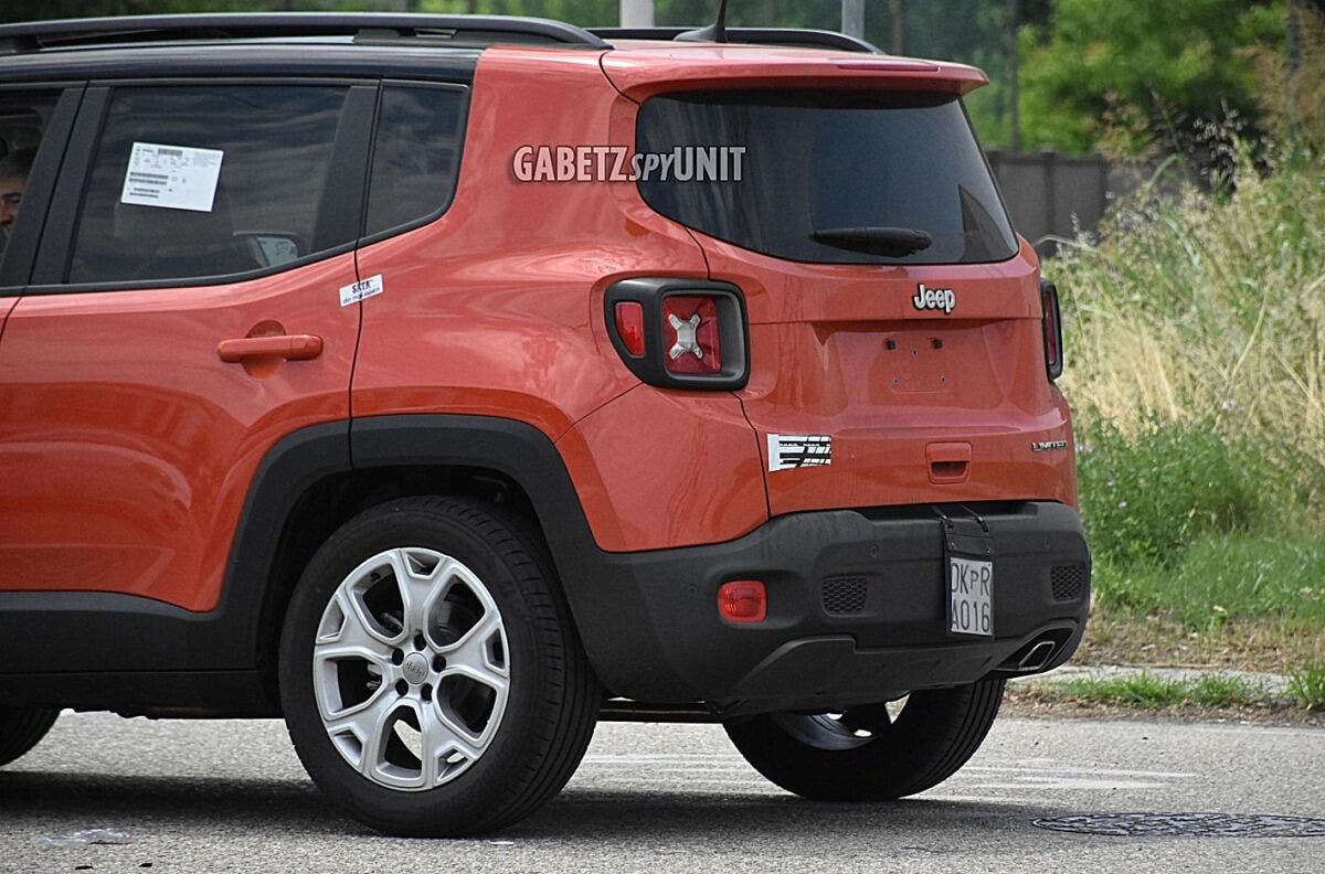 Jeep Renegade mild hybrid foto spia