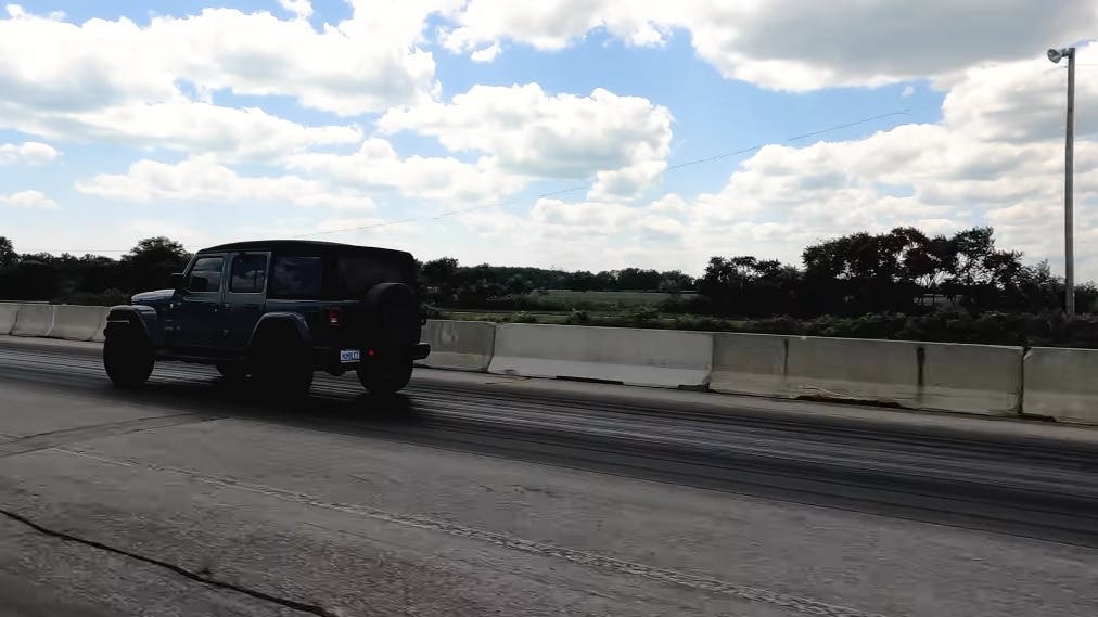 Jeep Wrangler vs Ford Bronco drag race