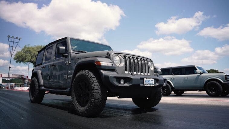 Jeep Wrangler vs Ford Bronco drag race