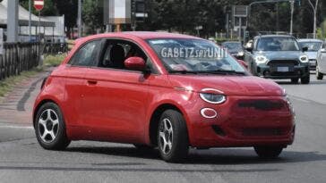 Nuova Fiat 500 Elettrica rossa foto spia