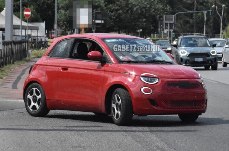 Nuova Fiat 500 Elettrica rossa foto spia