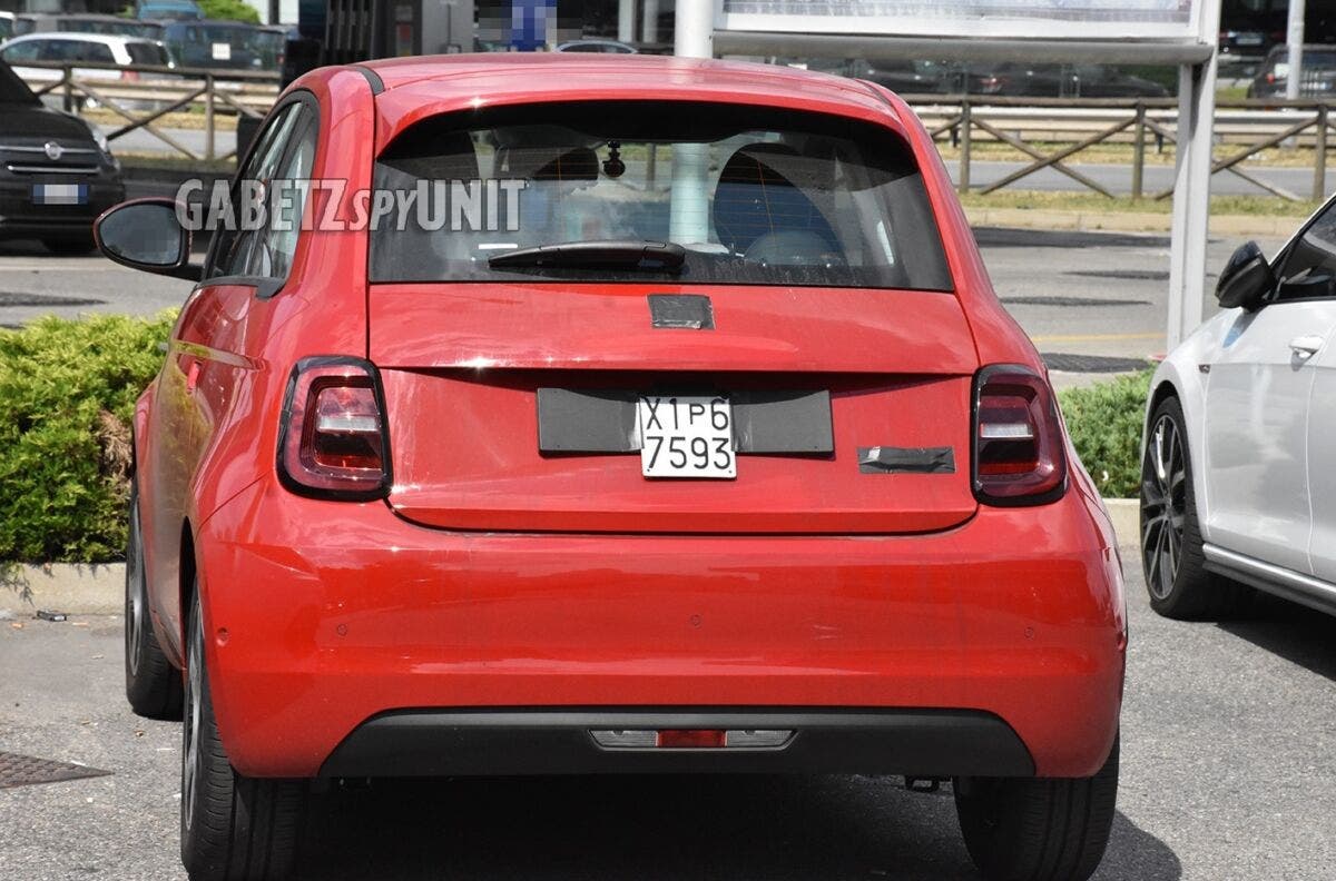 Nuova Fiat 500 Elettrica rossa foto spia