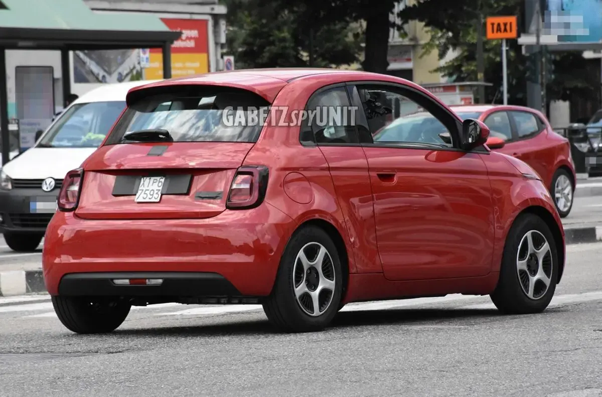 Nuova Fiat 500 Elettrica rossa foto spia