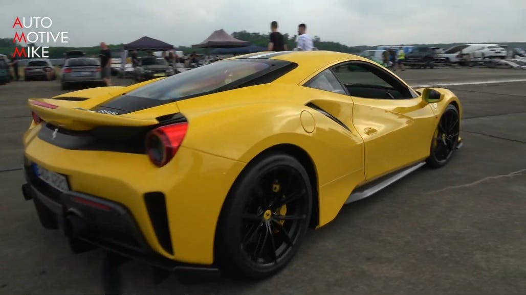 Ferrari 488 Pista gialla drag race