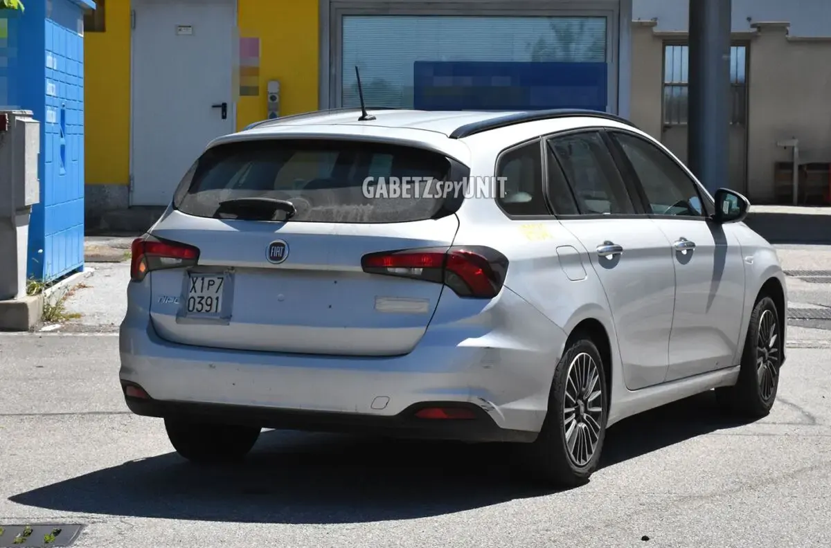 Fiat Tipo Hybrid 2022 due prototipi foto spia