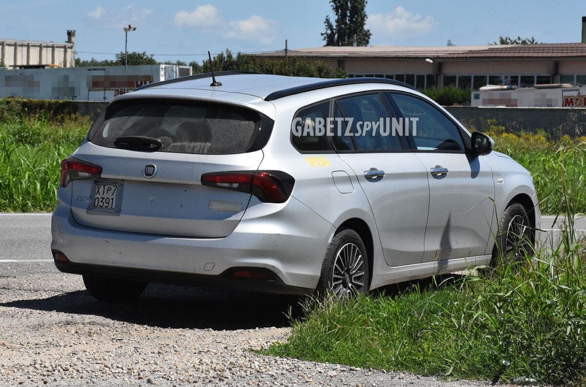 Fiat Tipo Hybrid 2022 due prototipi foto spia