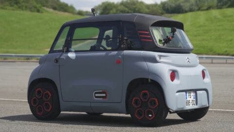 Citroën Ami vs monopattino elettrico drag race