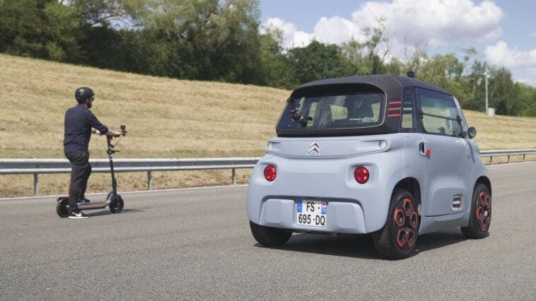 Citroën Ami vs monopattino elettrico drag race