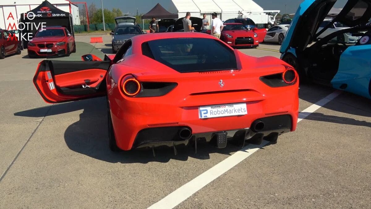 Ferrari 488 GTB vs McLaren 720S drag race