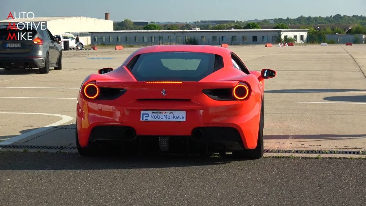 Ferrari 488 GTB vs McLaren 720S drag race