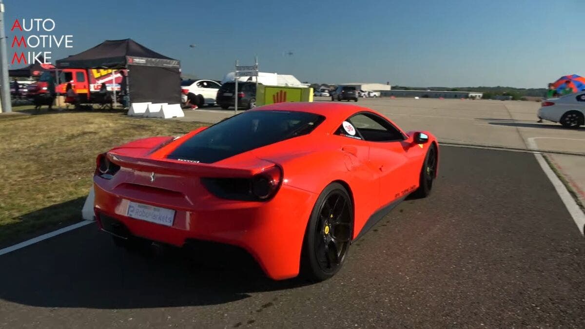 Ferrari 488 GTB vs McLaren 720S drag race