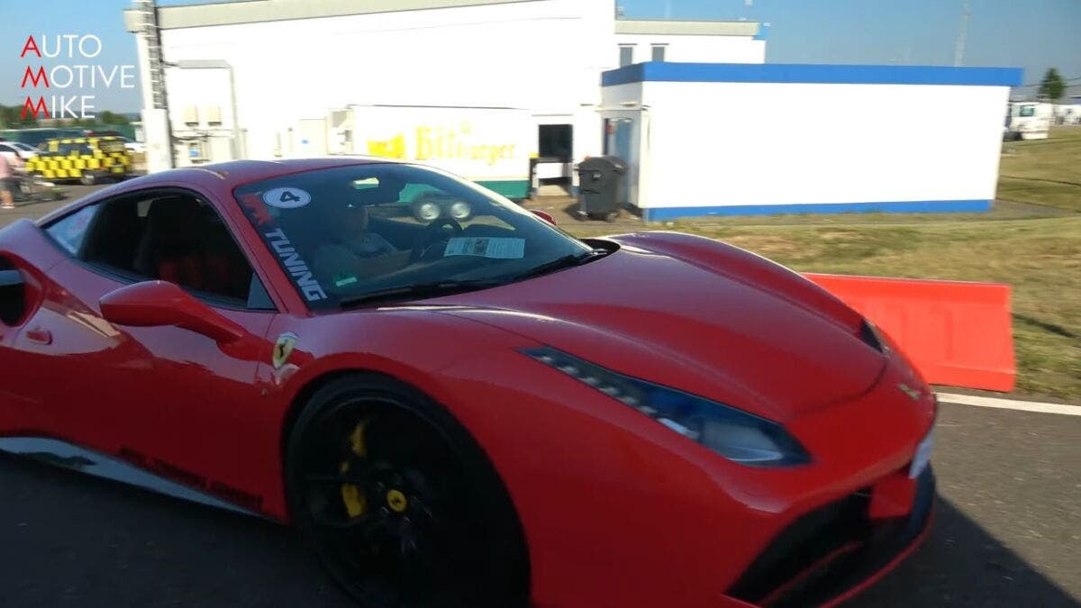 Ferrari 488 GTB vs McLaren 720S drag race