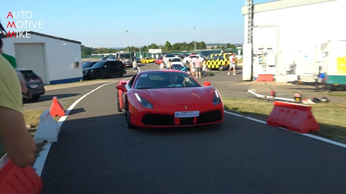 Ferrari 488 GTB vs McLaren 720S drag race