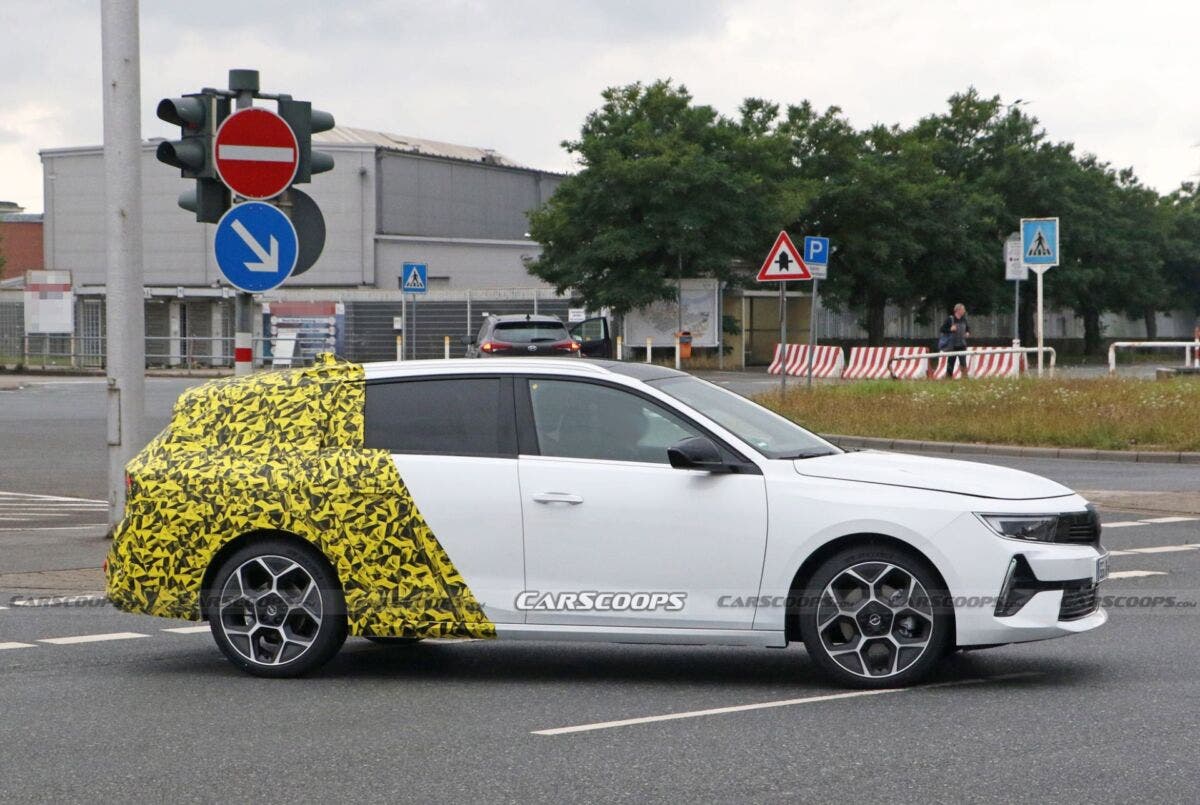 Opel Astra Sports Tourer 2022 prime foto spia