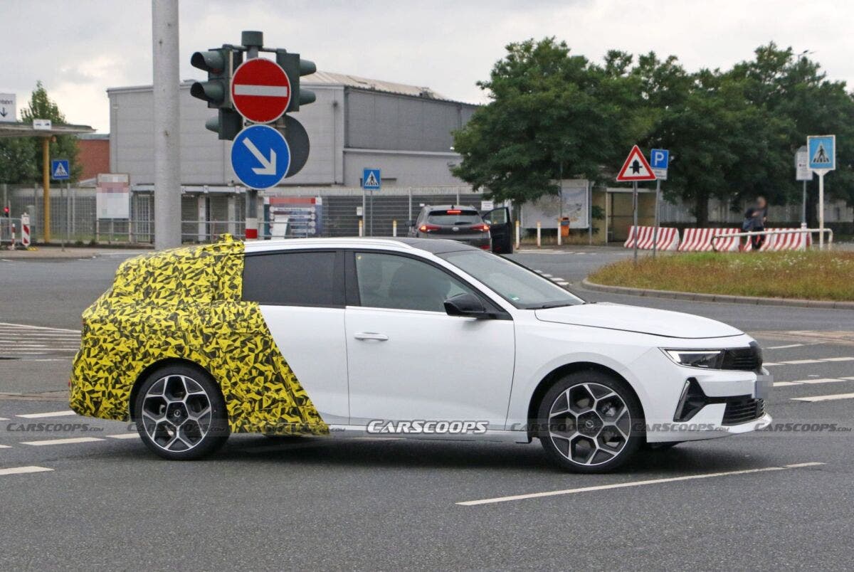 Opel Astra Sports Tourer 2022 prime foto spia