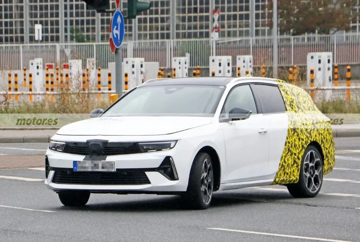 Opel Astra Sports Tourer 2023 ultime foto spia