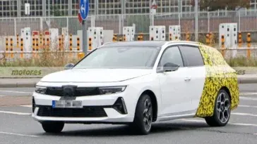 Opel Astra Sports Tourer 2023 ultime foto spia