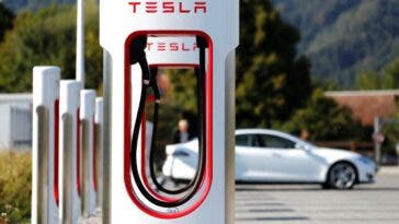 Auto elettrica invasione di Supercharger Tesla