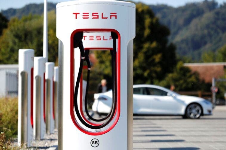 Auto elettrica invasione di Supercharger Tesla