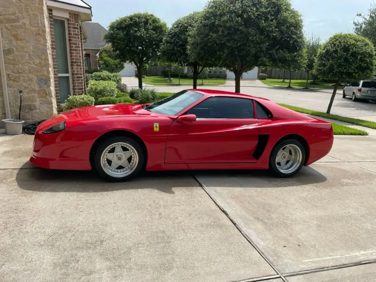 Chevrolet Camaro 1985 replica Ferrari