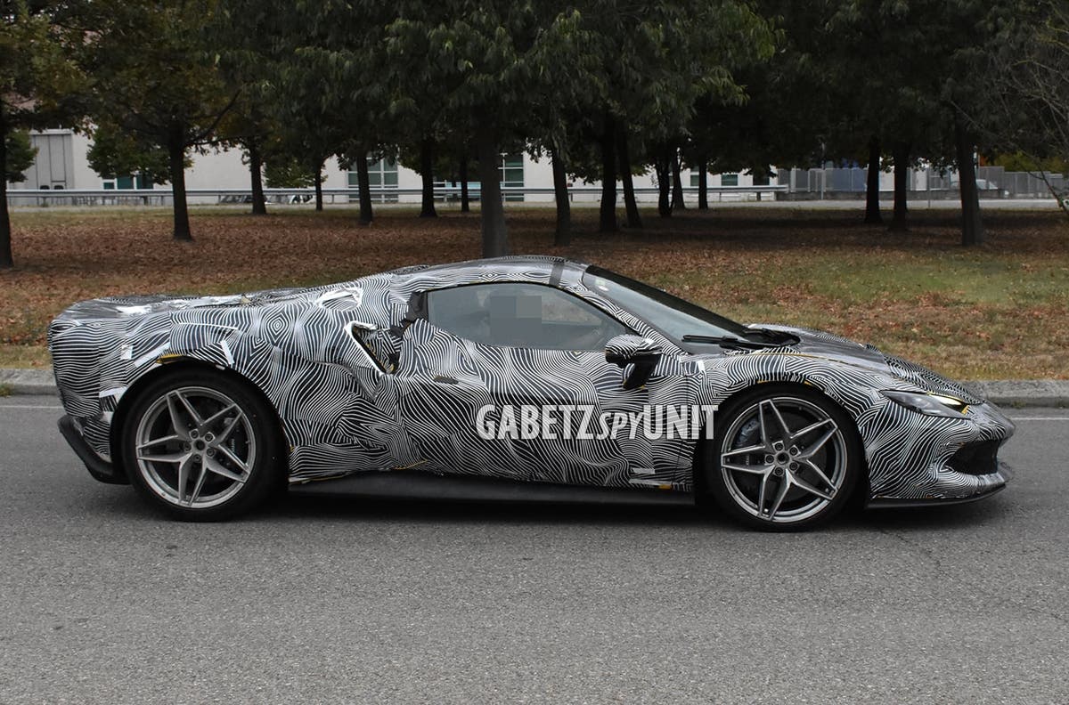 Ferrari 296 GTS nuovo prototipo camuffato foto spia