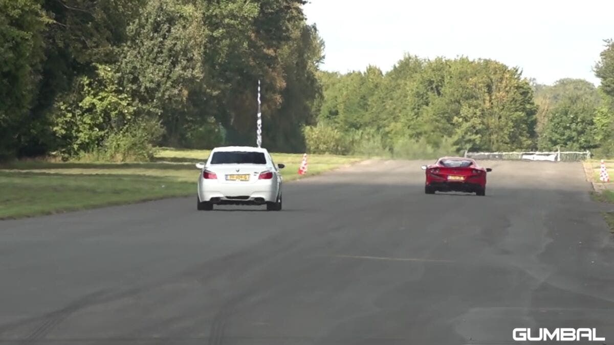 Ferrari F8 Tributo vs BMW M5 V10 drag race