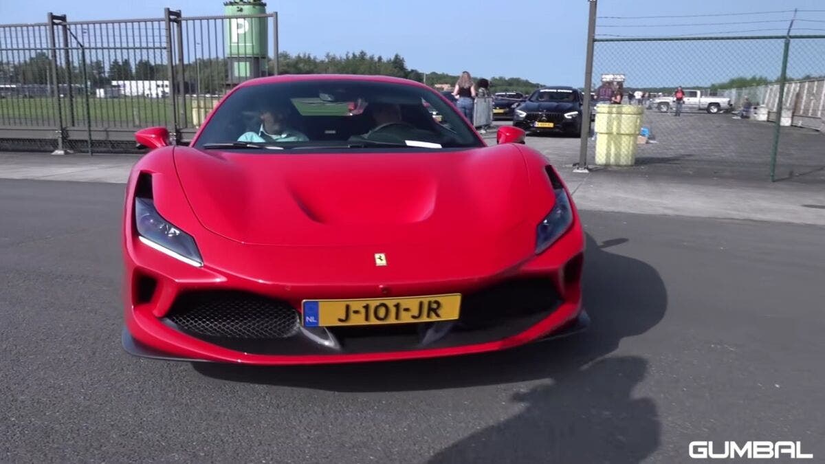 Ferrari F8 Tributo vs BMW M5 V10 drag race