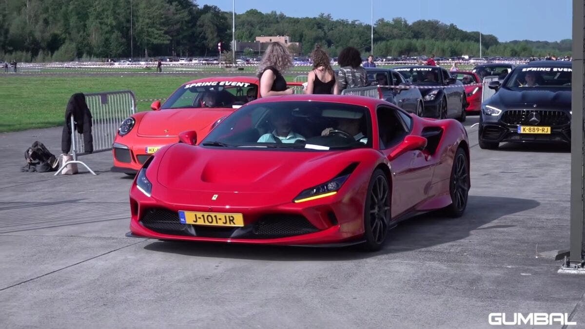 Ferrari F8 Tributo vs BMW M5 V10 drag race