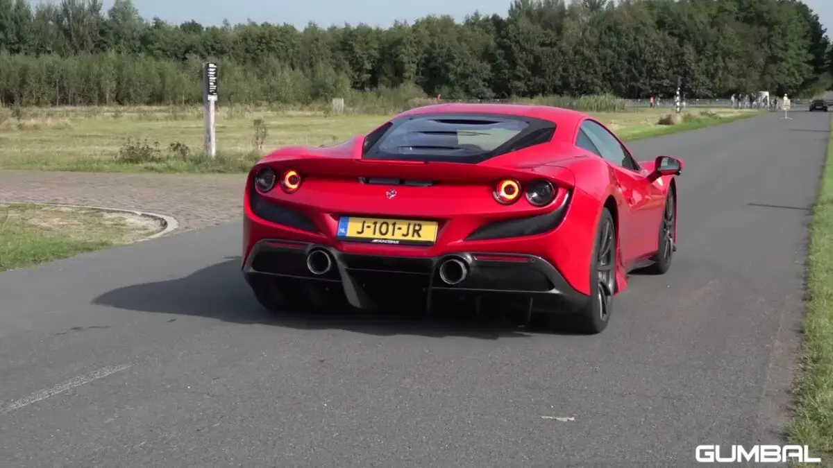 Ferrari F8 Tributo vs BMW M5 V10 drag race